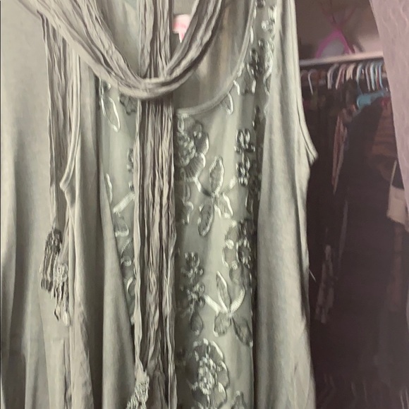 Tops - Picture 3 of 4